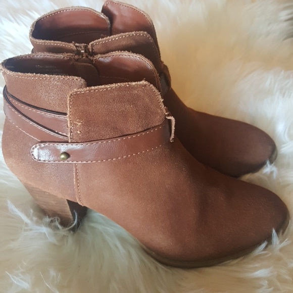 Crown Vintage Tan Booties - Picture 2 of 8